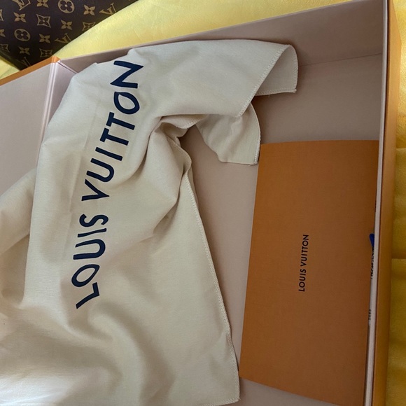 Louis Vuitton Purse - Picture 1 of 5